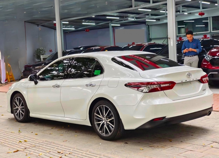 Ngỡ ngàng giá bán của Toyota Camry chạy ‘lướt’ mới lăn bánh hơn 1 năm 363752