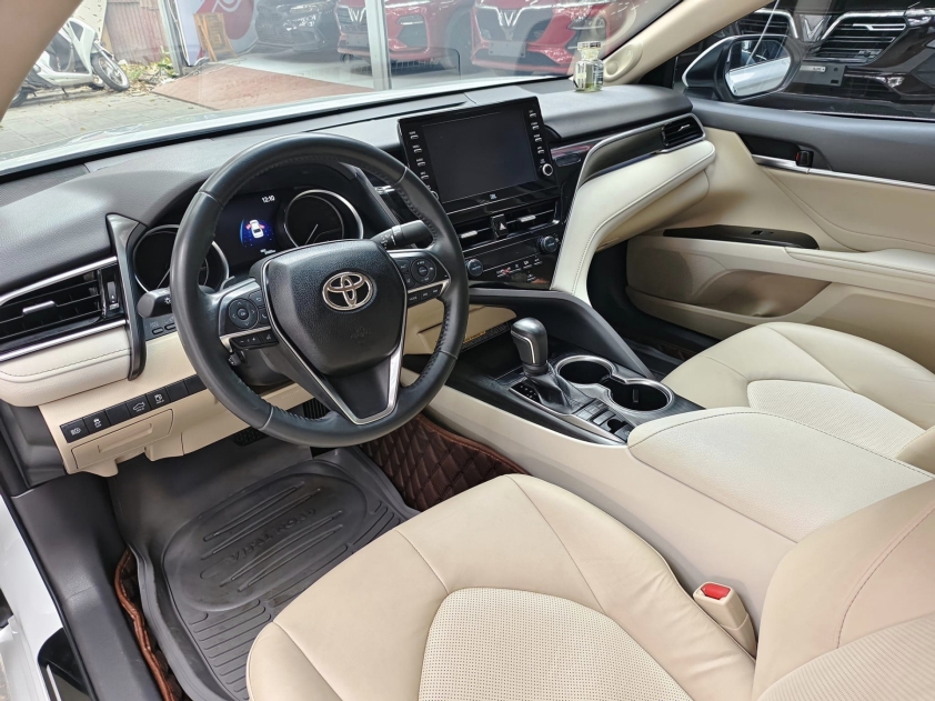 Ngỡ ngàng giá bán của Toyota Camry chạy ‘lướt’ mới lăn bánh hơn 1 năm 363753