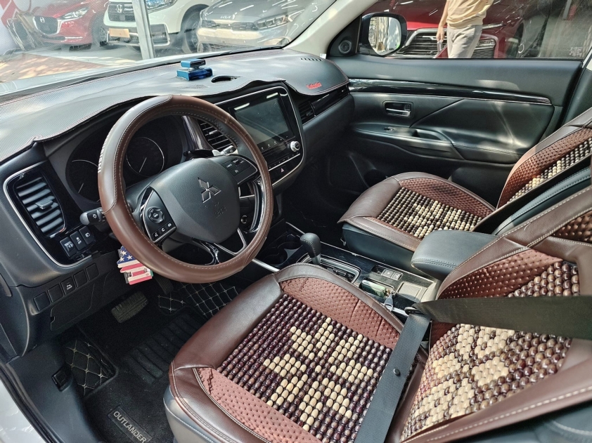 Ngỡ ngàng giá bán của SUV Mitsubishi Outlander sau 1 năm sử dụng 370425