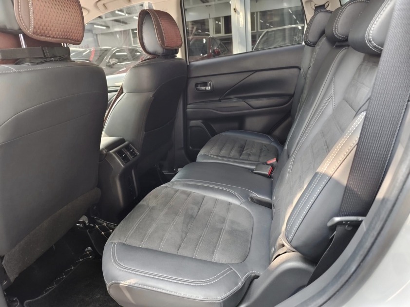 Ngỡ ngàng giá bán của SUV Mitsubishi Outlander sau 1 năm sử dụng 370427