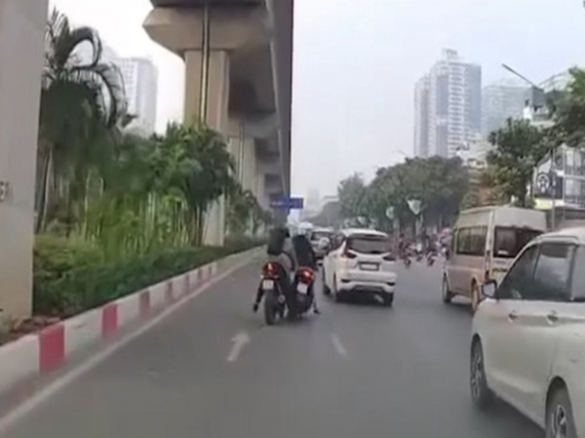 Nam thanh niên đi mô tô tông ngã phụ nữ rồi bỏ chạy sẽ đối diện hình phạt nào? 371324