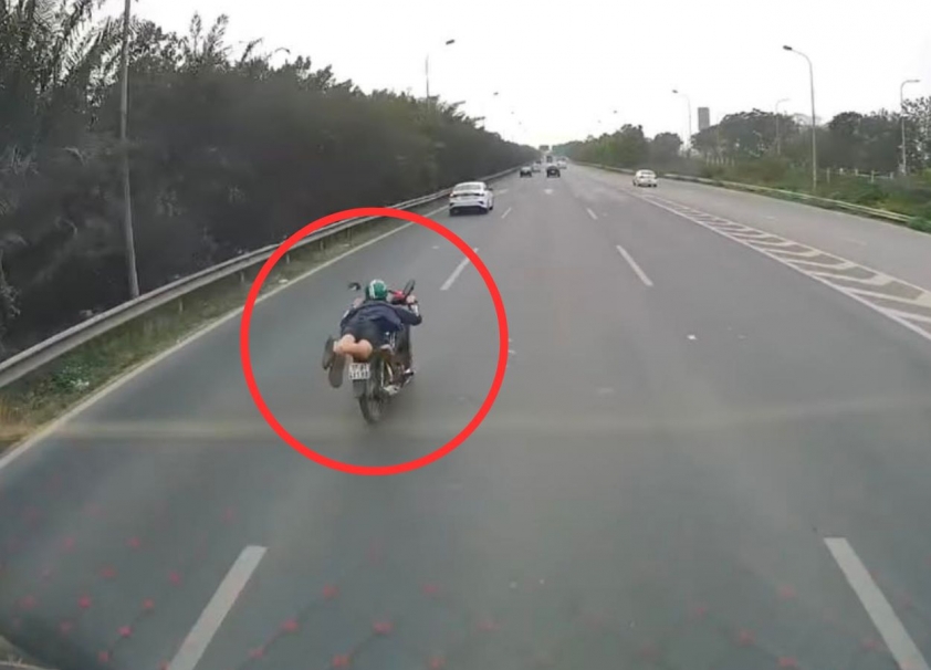 Tài xế ‘làm xiếc’, vừa nằm vừa lái xe máy trên Đại lộ Thăng Long sẽ bị xử lý như thế nào? 408862