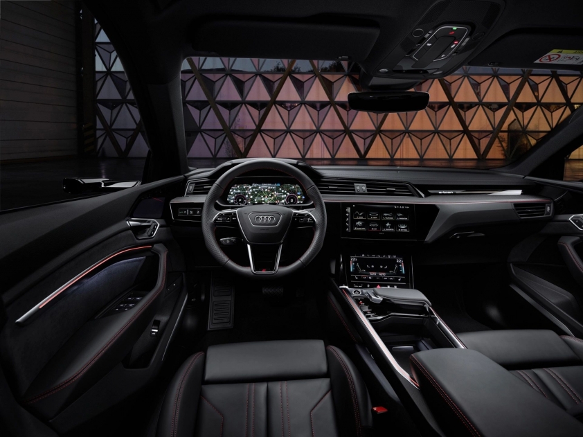 SUV điện Audi Q8 e-tron sẽ về Việt Nam giữa năm nay, cạnh tranh Mercedes EQE? 410211