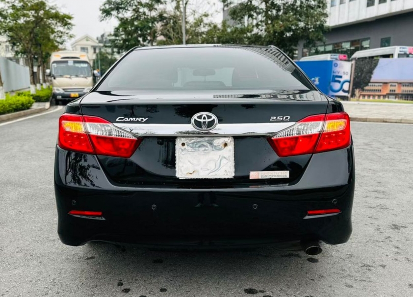 Toyota Camry 10 năm tuổi trượt giá ngang một chiếc Mazda CX-5 413092