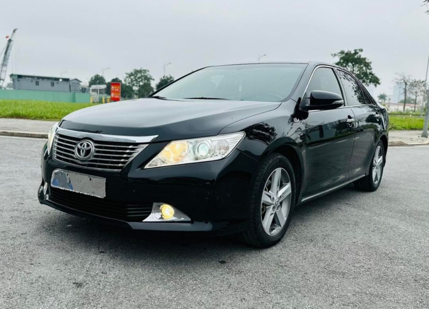 Toyota Camry 10 năm tuổi trượt giá ngang một chiếc Mazda CX-5 413100