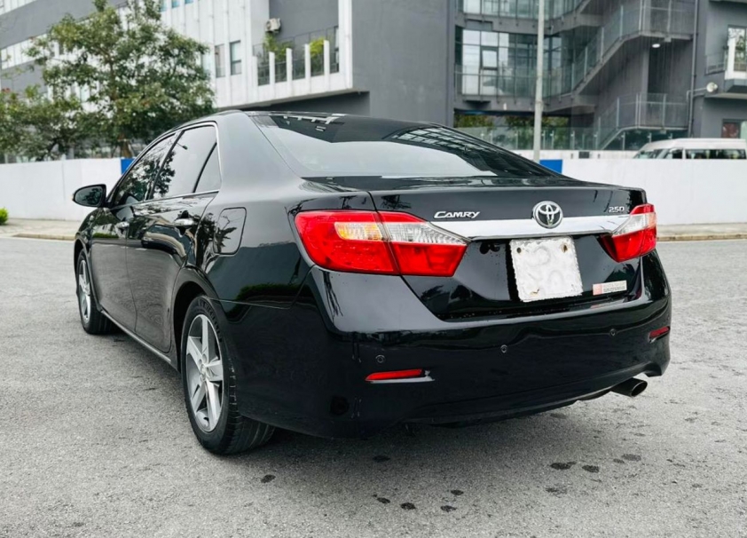 Toyota Camry 10 năm tuổi trượt giá ngang một chiếc Mazda CX-5 413102