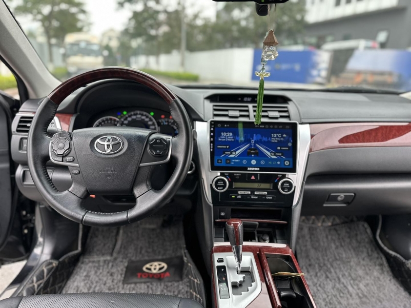 Toyota Camry 10 năm tuổi trượt giá ngang một chiếc Mazda CX-5 413103