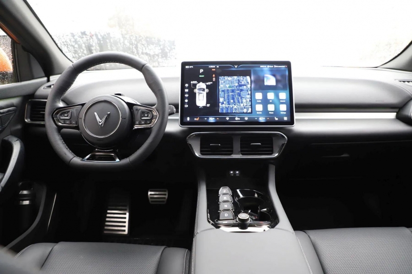 SUV điện VinFast VF 8 phiên bản xe cảnh sát lộ diện tại Việt Nam 424211