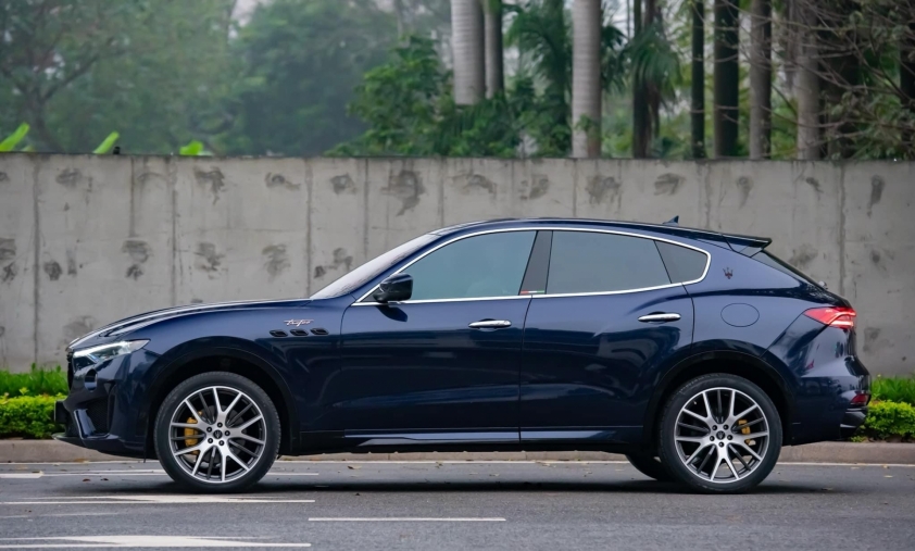 Xe sang Maserati Levante lăn bánh 7 năm trượt giá ngang một chiếc Porsche Macan 435039