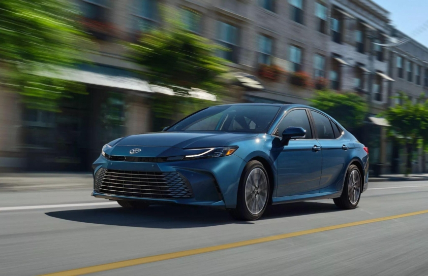 Toyota Camry 2025 chốt giá quy đổi từ 721 triệu đồng, chỉ có phiên bản hybrid 446051