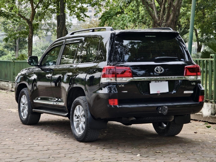 Toyota Land Cruiser cũ rao bán với giá ngỡ ngàng sau 8 năm lăn bánh 447410