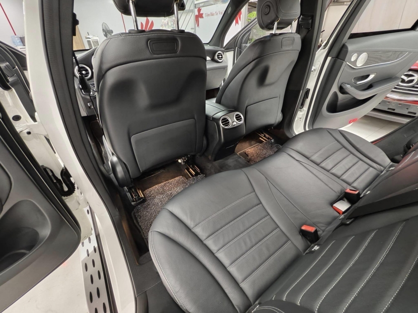 Ngỡ ngàng Mercedes-Benz GLC 300 lăn bánh 5 năm rao bán với giá ngang Honda CR-V 449900