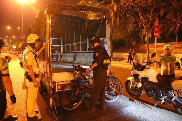 TP.HCM: Đi sai luật, hàng chục ‘cua-rơ’ bê xe bỏ chạy khi đụng mặt cảnh sát giao thông 450421