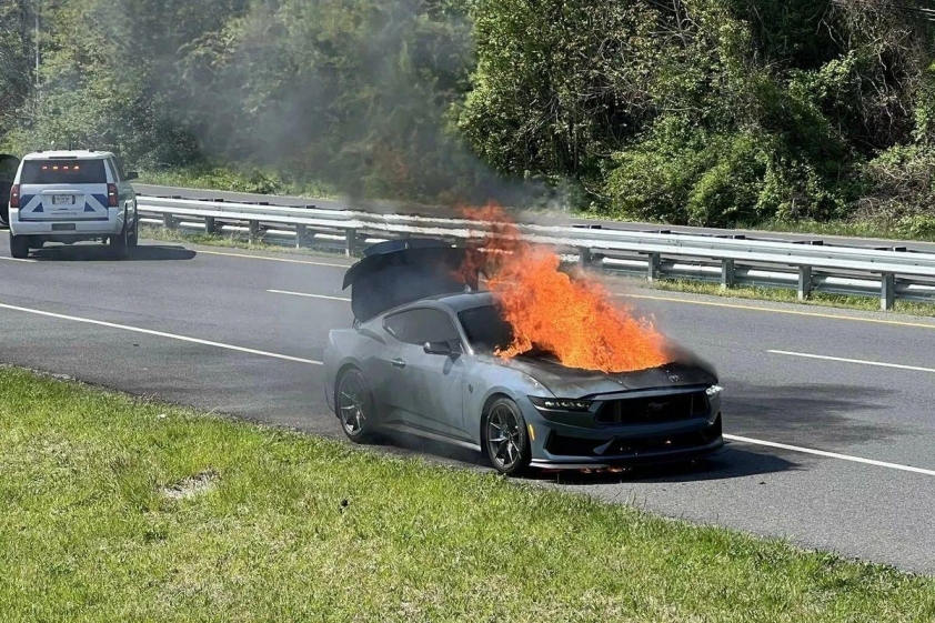 Ford_Mustang_Dark_Horse_1_result