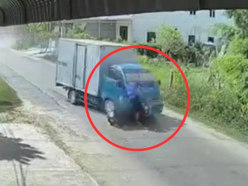 Di chuyển thiếu quan sát, tài xế xe máy tông trực diện vào đầu xe tải 487832