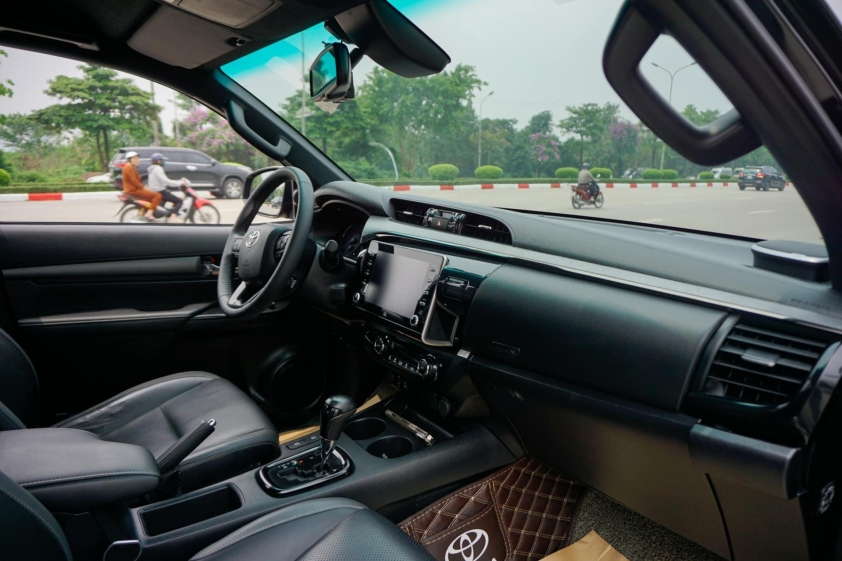 Lăn bánh 3 năm, Toyota Hilux 2021 ‘full option’ lên sàn xe cũ với giá bất ngờ 489153