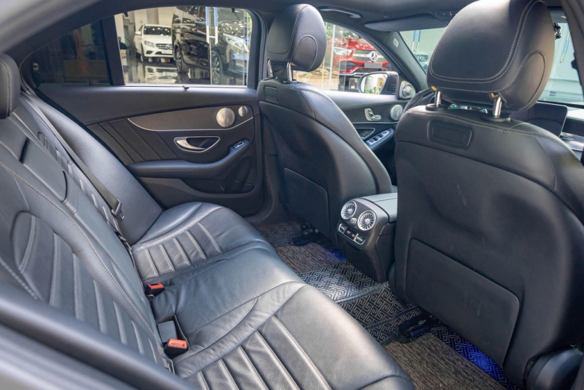 Xe sang Mercedes C300 AMG 2020 lăn bánh 4 năm tại Việt Nam rao bán giá bao nhiêu? 489478