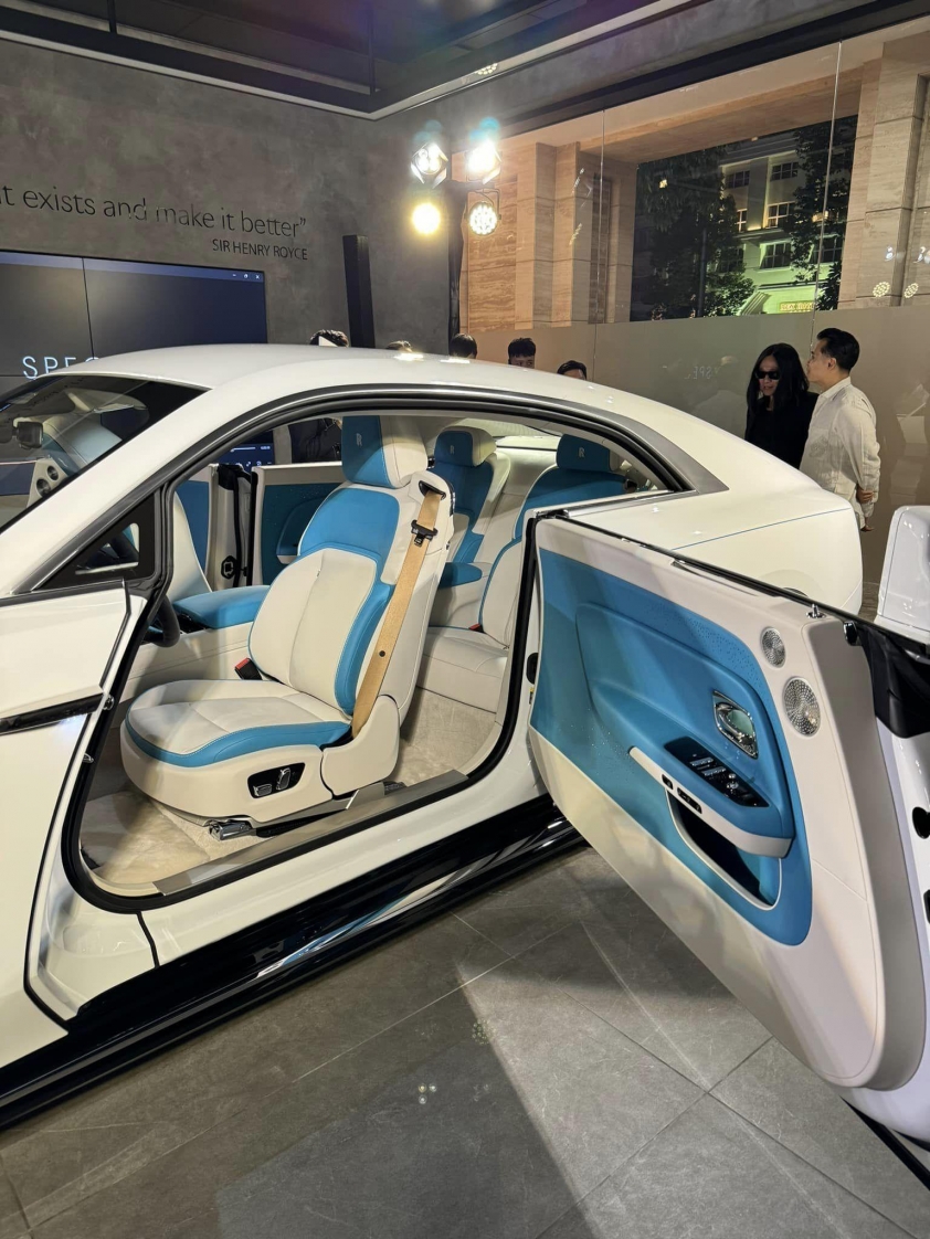 Đại gia Minh Nhựa nhận bàn giao ‘biệt thự di động’ Rolls-Royce Spectre, giá không dưới 18 tỷ đồng 490540