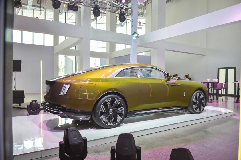 Đại gia Minh Nhựa nhận bàn giao ‘biệt thự di động’ Rolls-Royce Spectre, giá không dưới 18 tỷ đồng 490542