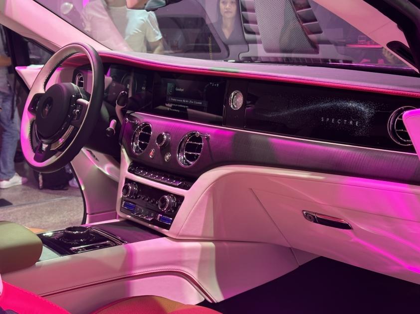 Đại gia Minh Nhựa nhận bàn giao ‘biệt thự di động’ Rolls-Royce Spectre, giá không dưới 18 tỷ đồng 490543