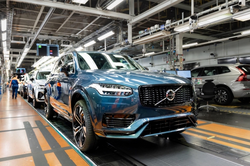 2025-volvo-xc90-facelift-leaked-photos-reveal-ex90-styling-cues-with-a-dash-of-2025-bmw-x3_8