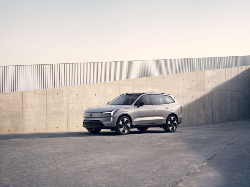 2025-volvo-xc90-facelift-leaked-photos-reveal-ex90-styling-cues-with-a-dash-of-2025-bmw-x3_11
