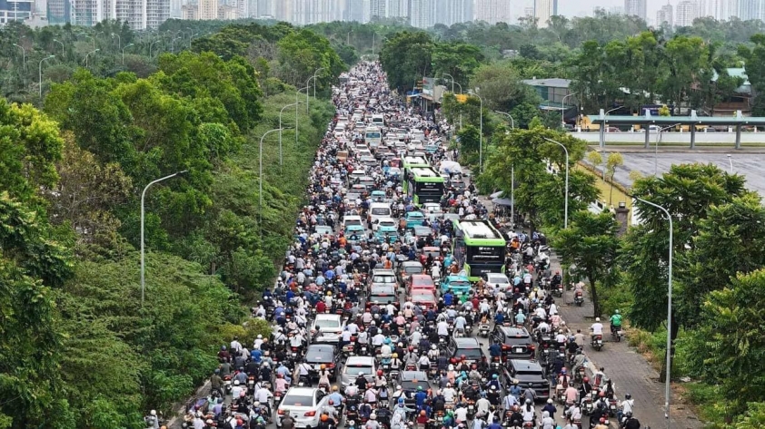 Hà Nội: Cây gãy đổ ngổn ngang sau bão Yagi, người dân chật vật tìm đường đi làm 524874