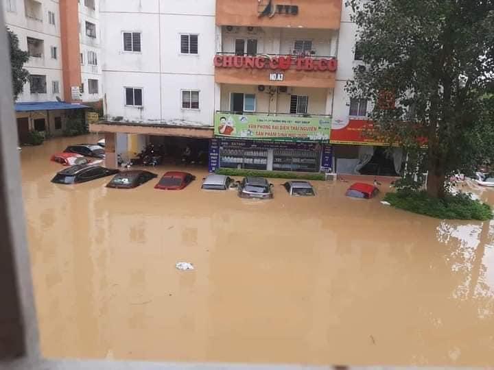 Thái Nguyên: Hàng loạt ô tô chìm trong biển nước do ảnh hưởng của bão số 3 524983