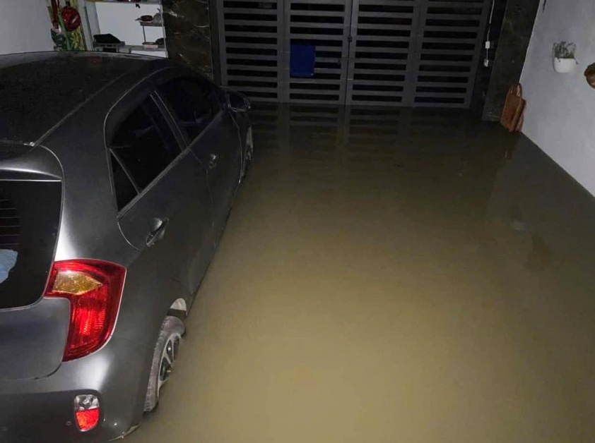 Thái Nguyên: Hàng loạt ô tô chìm trong biển nước do ảnh hưởng của bão số 3 524984