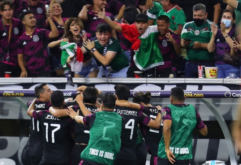Niềm vui của các CĐV và cầu thủ Mexico