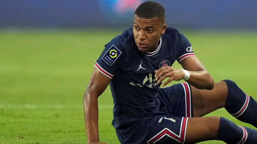 Kylian-Mbappe-was-whistled-by-PSG-supporters-and-responded-to