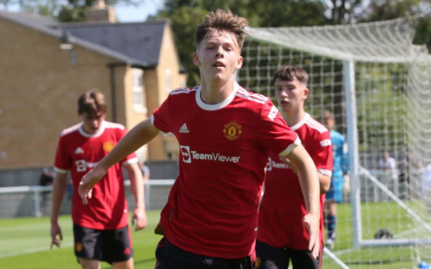 Sam-Mather-signs-his-first-professional-contract-at-Manchester-United