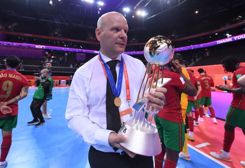 HLV Jorge Braz đã lần đầu tiên đem chiếc cúp vô địch World Cup về cho futsal BĐN