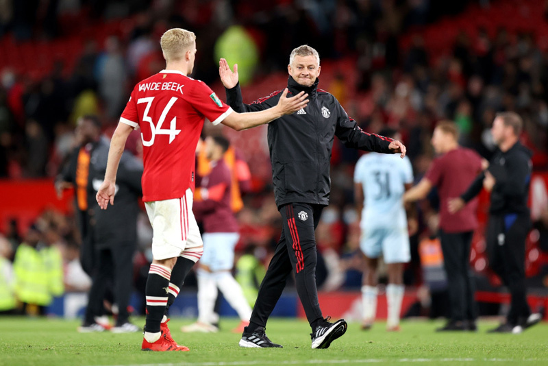 solskjaer-bi-to-noi-doi-trang-tron-voi-van-de-beek
