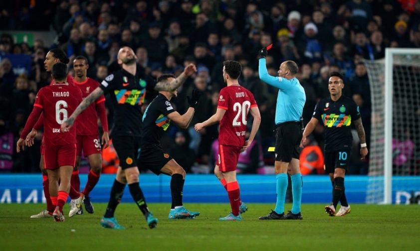 Sanchez nhận thẻ đỏ đã khiến Inter không thể vùng lên ở những phút cuối
