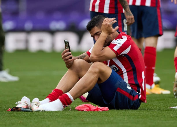 Suarez khóc nức nở, không quên ‘kể tội’ Barca