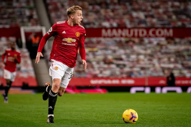 Tiền vệ MU được khuyến khích rời Old Trafford tìm kiếm vinh quang