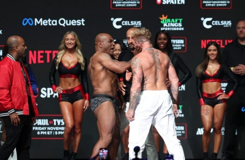 Mike Tyson (trái) tát Jake Paul (phải)