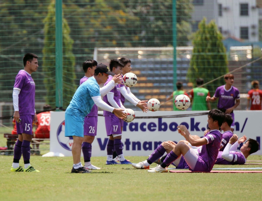 Công Phượng và đồng đội 'phơi thóc' dưới trời nắng 38 độ 47176Công Phượng và đồng đội 'phơi thóc' dưới trời nắng 38 độ 47176