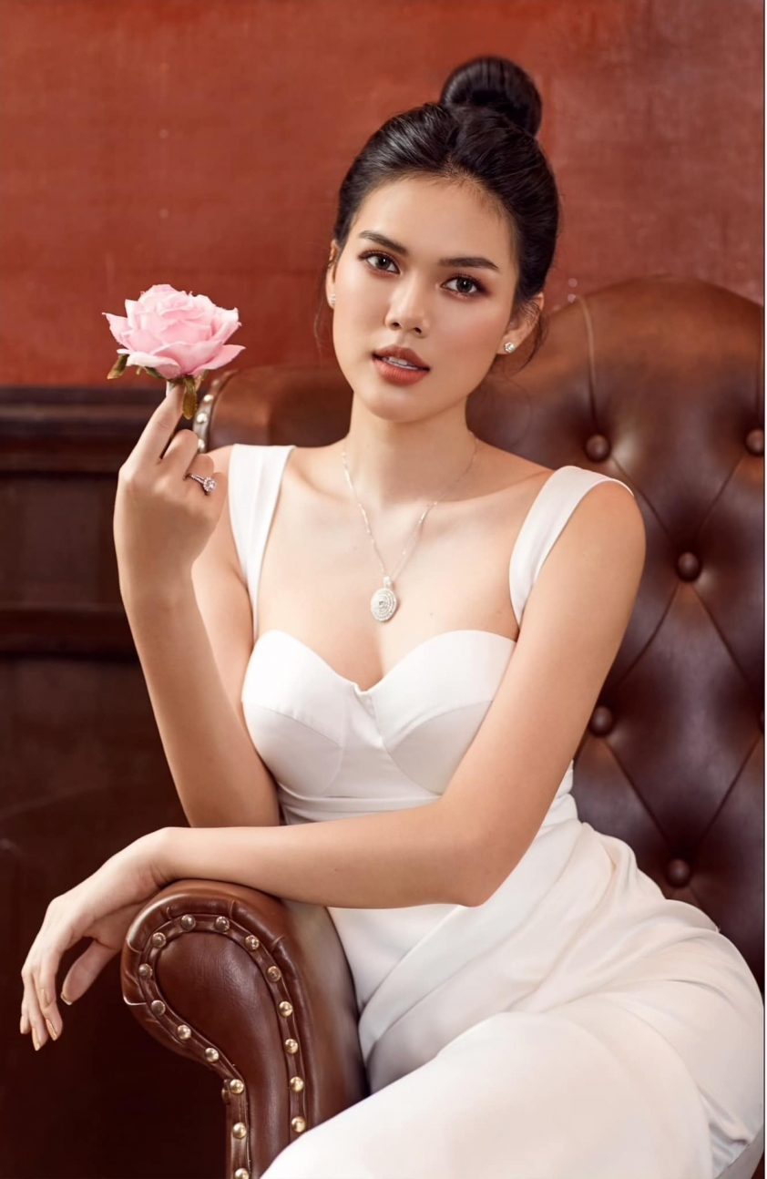 Nhan sắc nóng bỏng của Ngọc Trinh trước khi bị tuyển thủ U22 Việt Nam 'cắm sừng' 67460Nhan sắc nóng bỏng của Ngọc Trinh trước khi bị tuyển thủ U22 Việt Nam 'cắm sừng' 67460