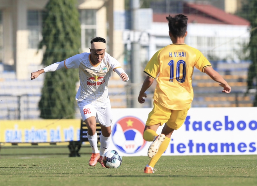 Quang Nho và các đồng đội bị cầm hòa trong trận ra quân tại Vòng loại U21 Quốc gia 2021.