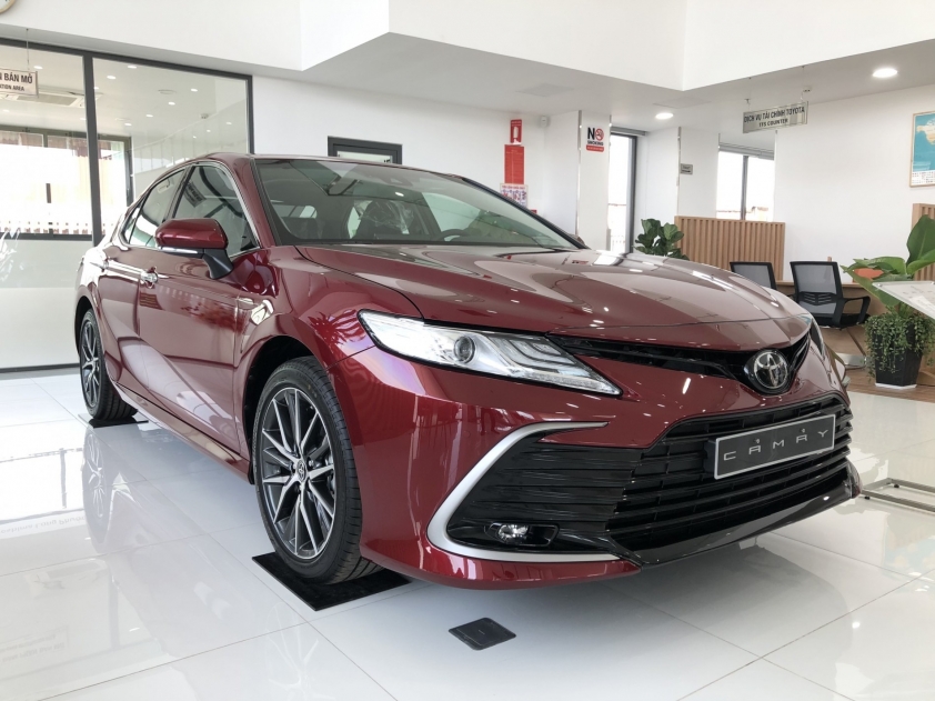 Toyota Camry 2023 tiếp tục giảm giá khủng nhằm giữ vững ngôi vương doanh số 296617