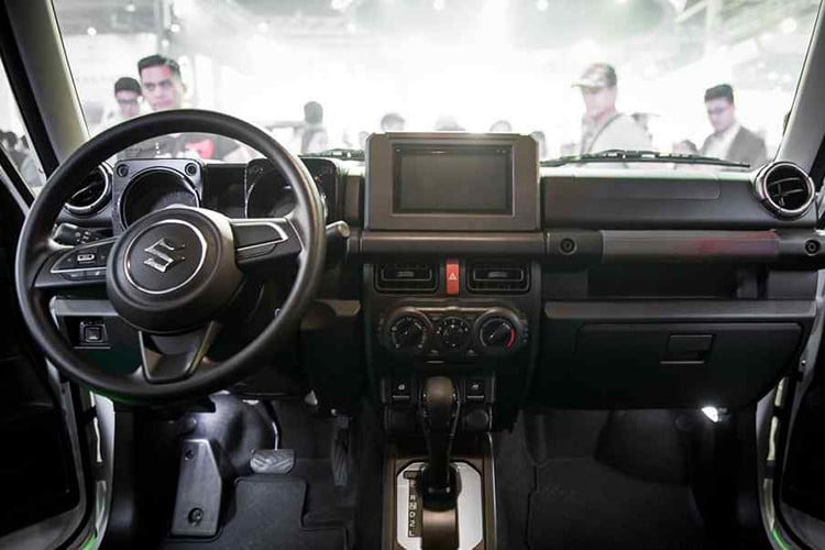 Suzuki_Jimny_tieu_Mercedes-Benz