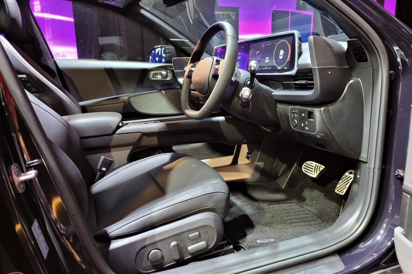 Hyundai-IONIQ-6_Cockpit_Steering