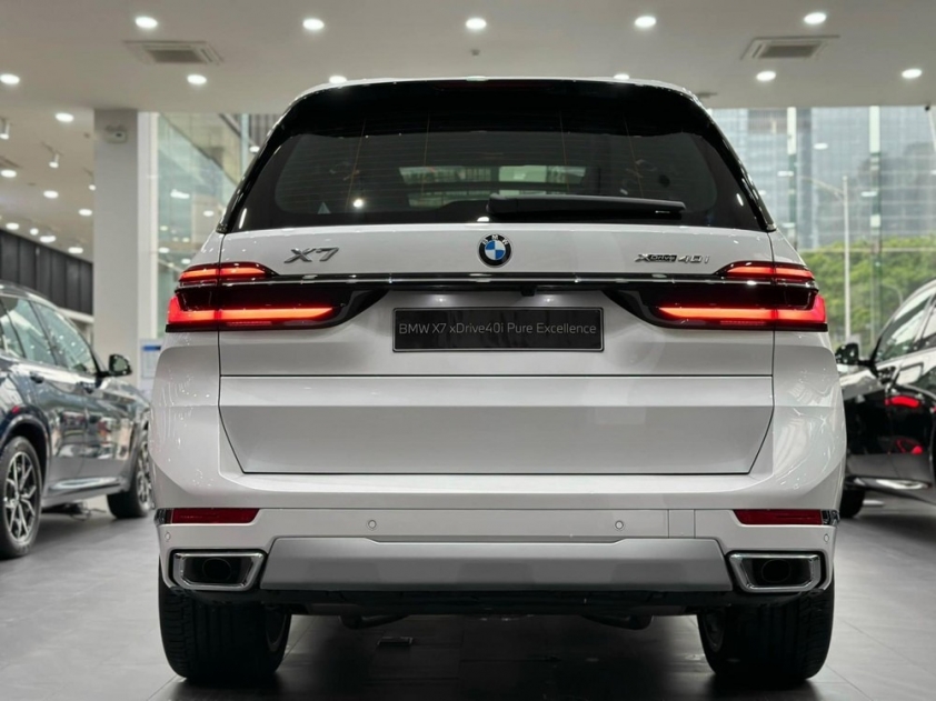 SUV hạng sang cỡ lớn BMW X7 giảm giá