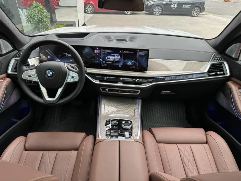 SUV hạng sang cỡ lớn BMW X7 giảm giá