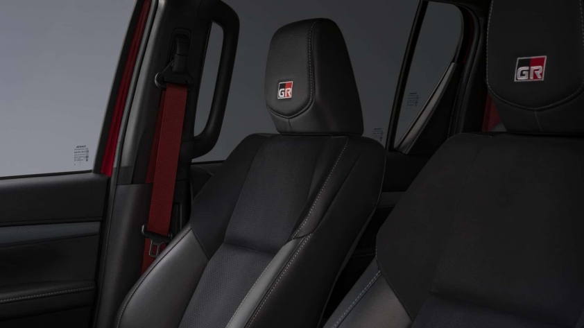 2024-toyota-hilux-gr-sport-ii-uk (2)