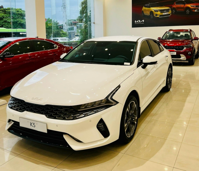 Đối thủ của Toyota Camry giảm giá