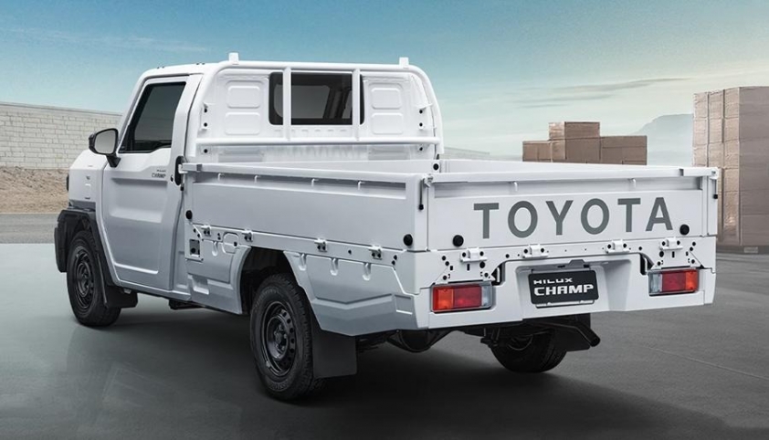 1138-toyota-hilux-champ-attrackt