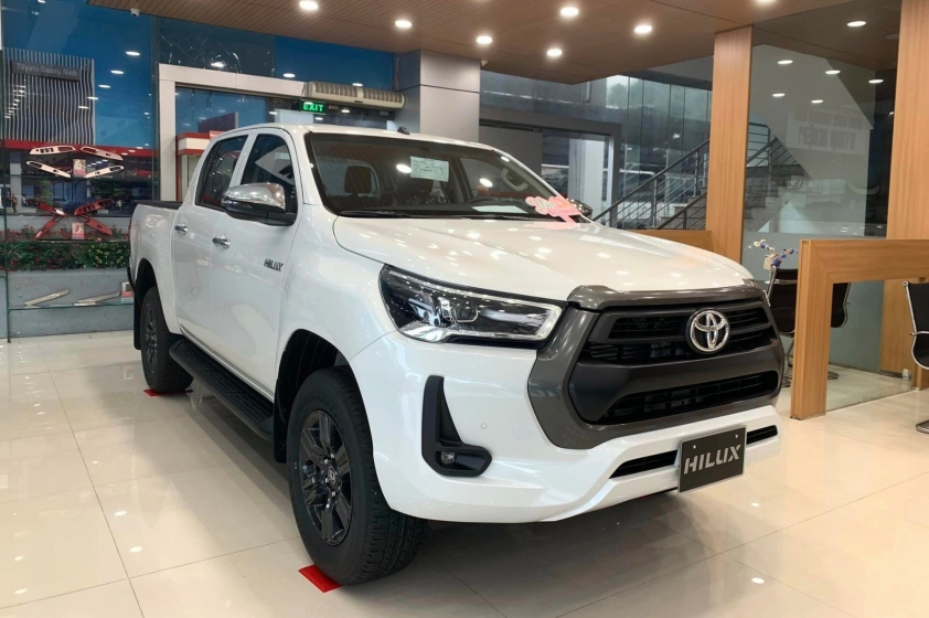 Doanh số bán tải giảm nhẹ, Ford Ranger vẫn